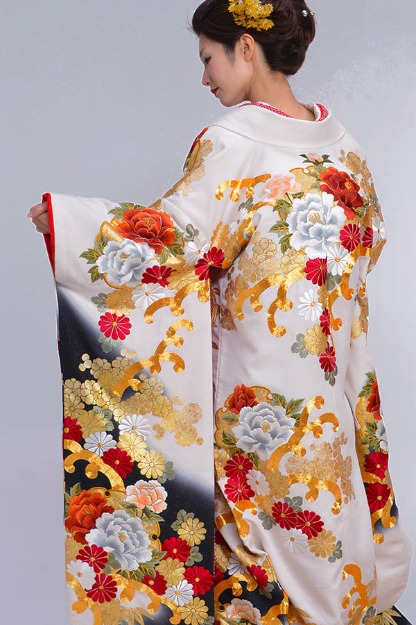 海賦文様白地の色打掛