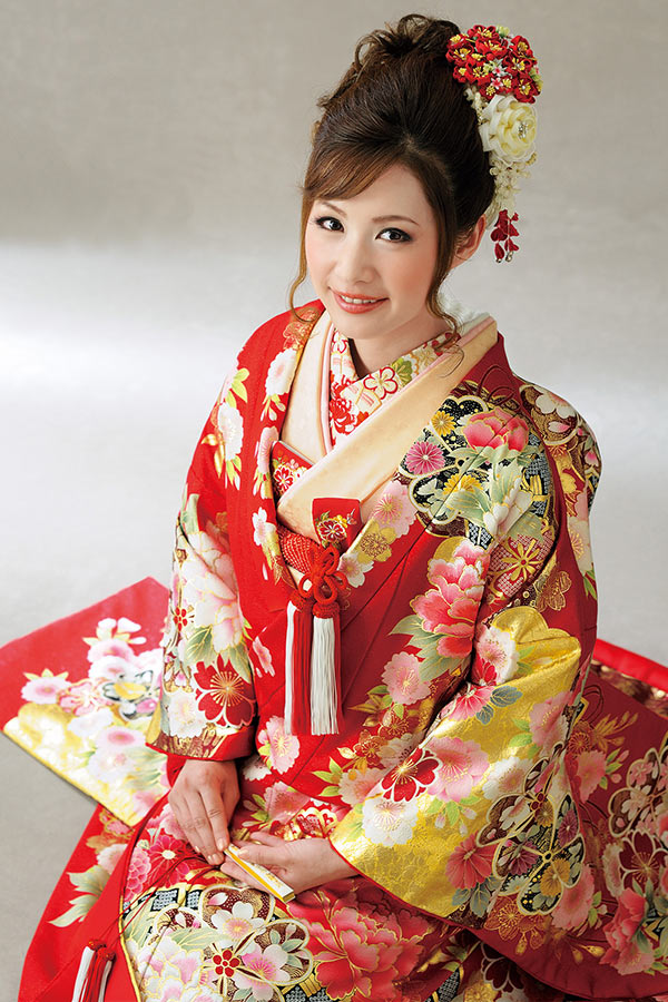 華道家「假屋崎省吾」がプロデュースする色打掛。 | 大阪本町