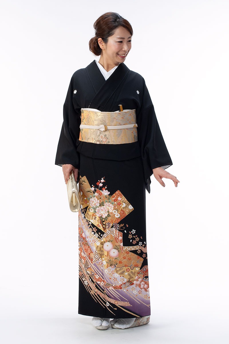 410黒留袖（几帳に花色紙）高貴な几帳に豪華なボタンや万寿菊のおめでたい色紙柄