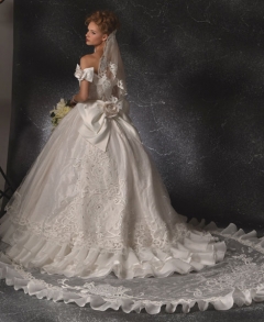 【レンタル可能】オフショルダーはリボンで360度どこから見ても可愛さ抜群のウェディングドレス