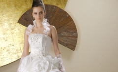 【レンタル可能】ボリュームあるお花のプリンセスラインのウェディングドレス