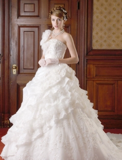 【レンタル可能】フリルが斜めに入ったナチュラルモードなウェディングドレス