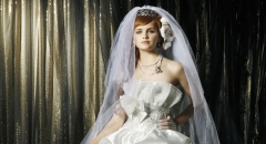 【レンタル可能】ボリュームのあるサテンのフリルでプリンセス気分のウェディングドレス