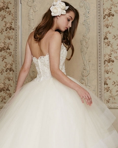 【レンタル可能】レースやビーズの刺繍がアクセントのベアトップに上質で優美なチュールのウェディングドレス