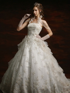 【レンタル可能】フロントから後ろのフリルまであるゴールドの刺繍が印象的なウェディングドレス