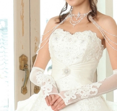 【レンタル可能】胸元や裾のレースが特徴のウェディングドレス