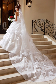 【レンタル可能】バラをモチーフにした飾りと左右のラインが違うウェディングドレス