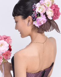 シンプルなヘアに大きなお花・リボン