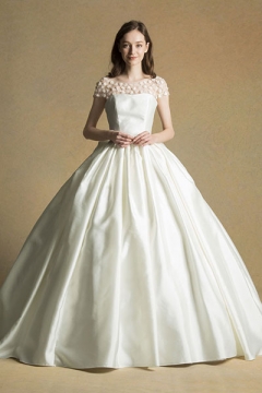 キレイ系とカジュアル系を場面に合わせてセレクトできるウェディングドレス