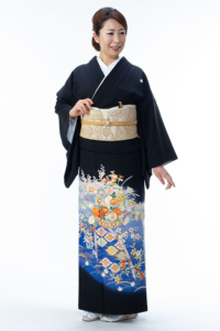 408黒留袖(モダンな裾模様に洋花の花篭がかわいい)